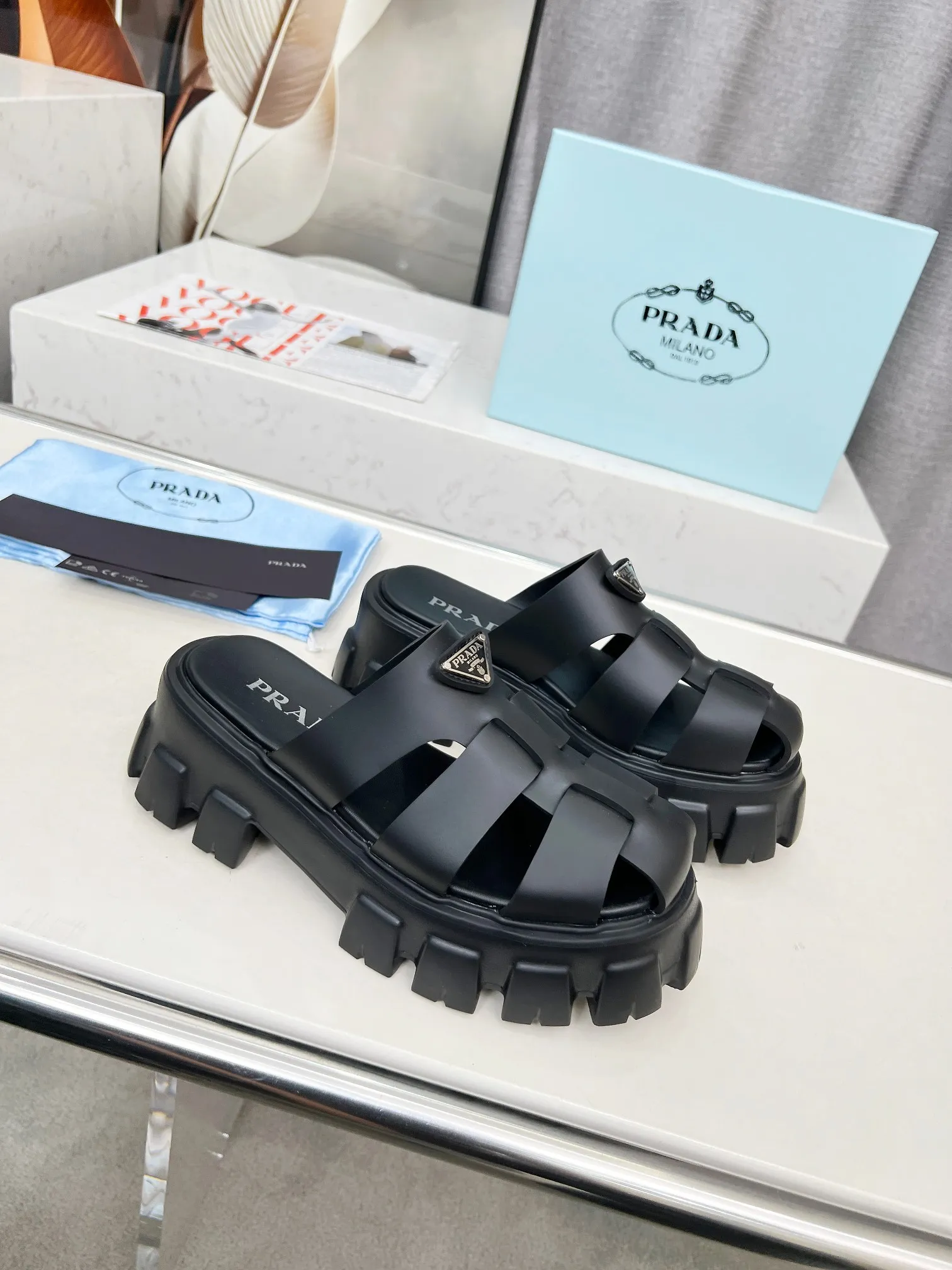👟👟Ex-factory price 460👟👟 prada Roman shoes will definitely make you fall in love with them! The latest spring and summer sawtooth Roman braided thick-soled sandals E64, retro, fashionable and avant-garde gear teeth, 55mm thick-soled soles and uppers, making the whole pair of shoes light and comfortable. Bright colors, a variety of choices to satisfy fashionable people of different styles! The iconic metal triangle logo is paired with the shape of ancient beach sandals. Every design element is fashionable! Color: black and white Size: 35-41